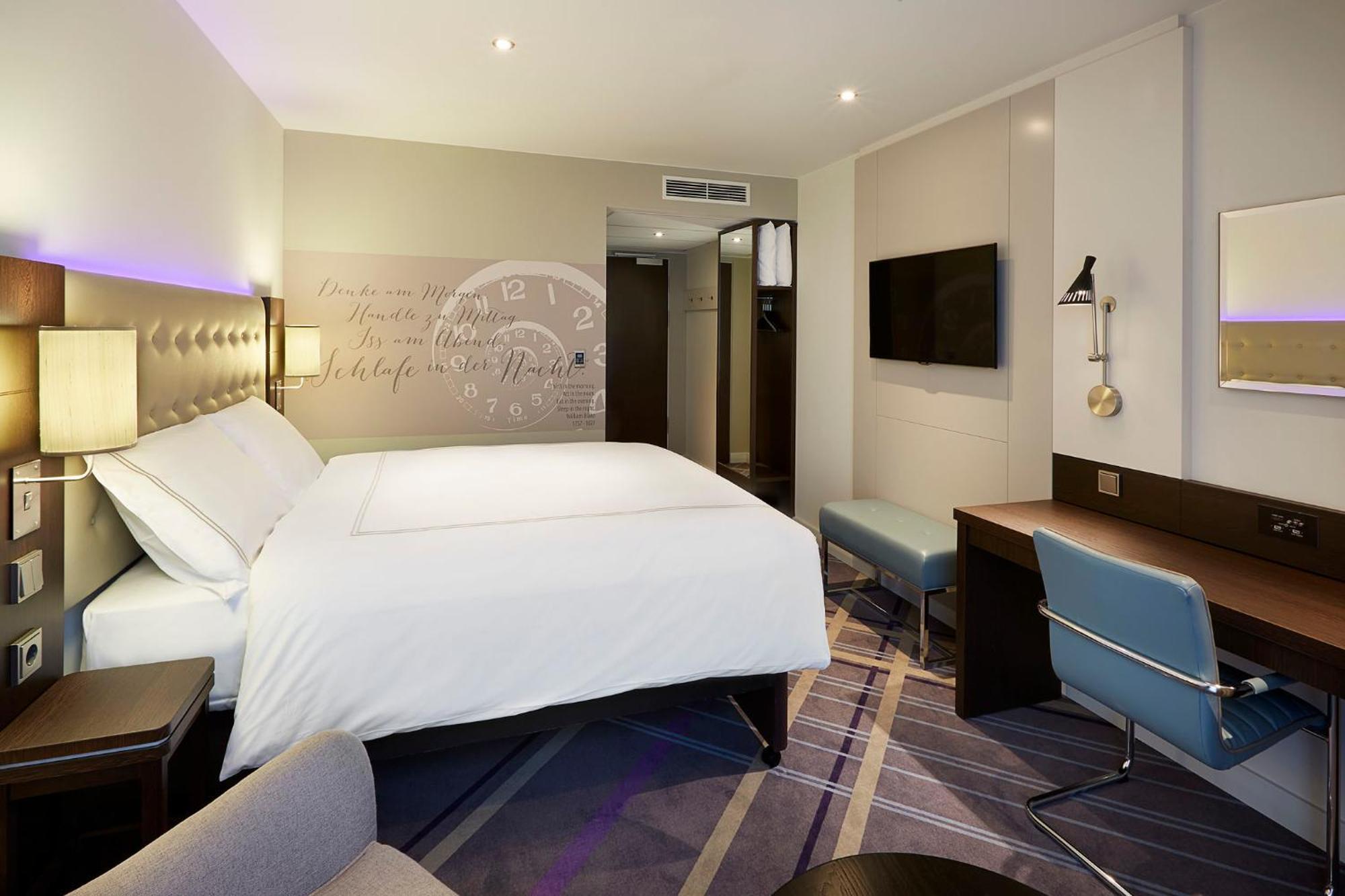 Premier Inn Frankfurt Messe Frankfurt am Main Exterior photo